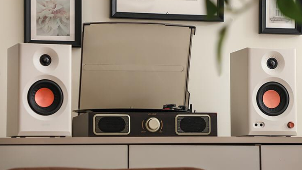 Picture of a turntable.