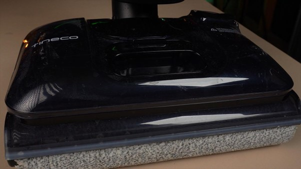 The rotating roller and sealed head design work with the iLoop system to adjust water flow between 20&ndash;100 ml per minute, keeping floors clean without over-wetting them.