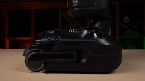 When laid flat, the S7 Stretch reaches down to around 13 cm of clearance, making it genuinely useful for cleaning under beds and low cabinets without moving furniture.