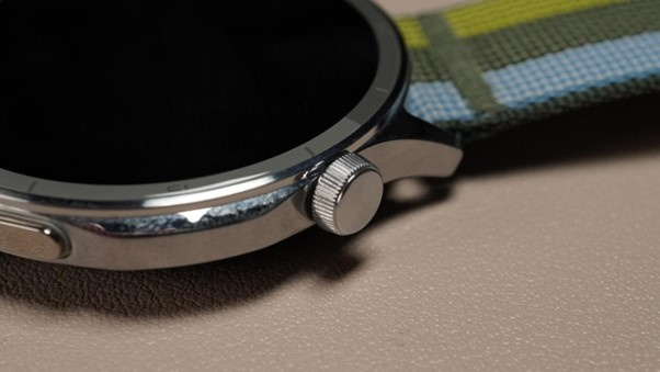 The OPPO Watch S's 1.46-inch AMOLED display is one of the sharpest in its price range, with vivid colour reproduction and a huge peak brightness.