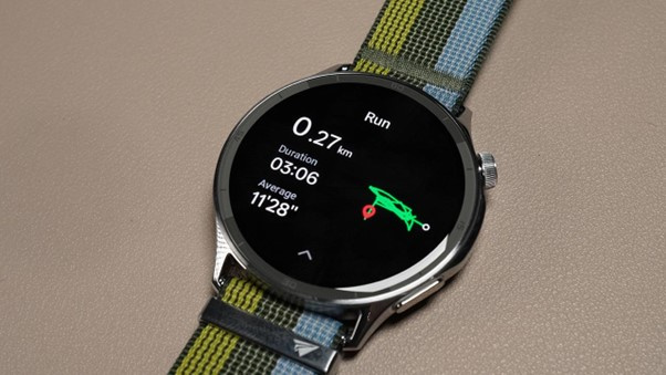 The Watch S's dual-band L1+L5 GPS tracks routes in real time, displaying distance, duration, and pace directly on the wrist during a run.