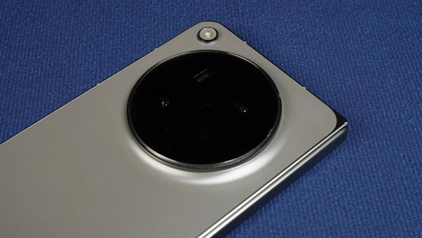 200MP main, 50MP ultrawide with autofocus, 50MP telephoto. It&rsquo;s a very good camera array.