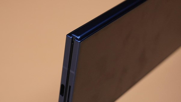 Samsung has utilised a new multi-rail structure that allows the Z Fold7 to close almost completely flat, essentially eliminating the gap between screens