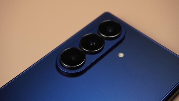 The Fold7’s camera setup includes a 200MP main sensor, a 12MP ultrawide, and a 10MP 3x telephoto