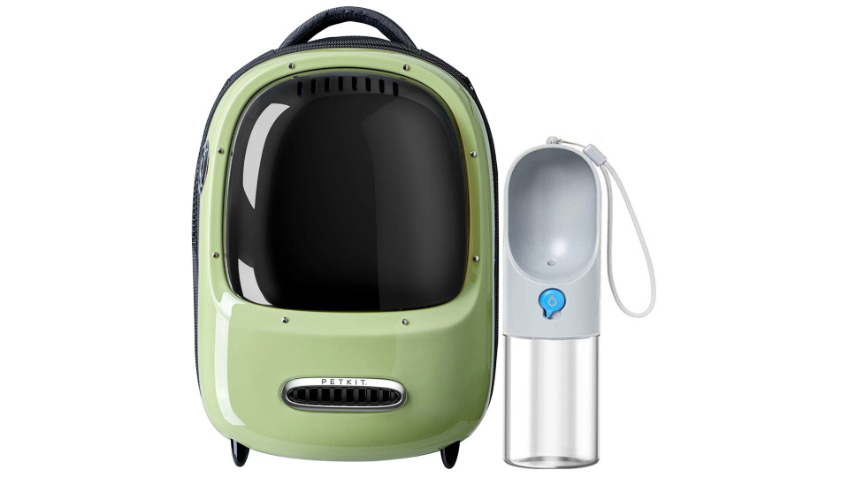 Picture of pet water bottle.