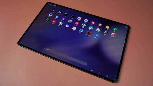 The large 14.6-inch display features a 120Hz refresh rate and a high resolution, making everything from daily use to detailed work feel incredibly smooth and responsive.