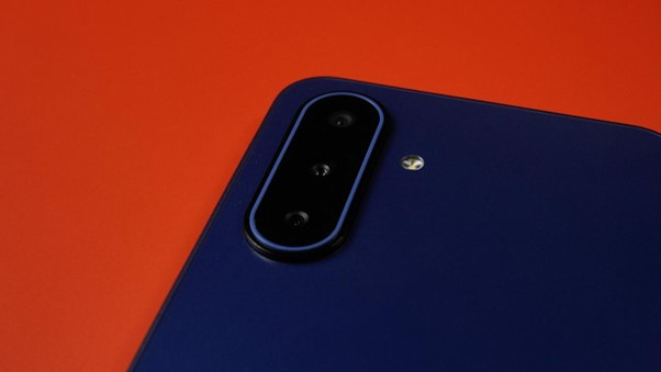 The camera array sits nicely on the back. The focus here is definitely the main camera which takes good photos in daylight.