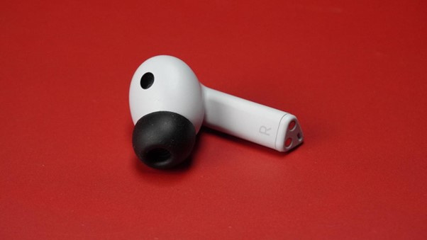 With a lightweight 5g build and silicone ear tips, the Buds 3 FE provide a secure, comfortable fit that locks in bass and blocks out noise.
