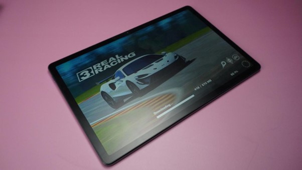 The 11-inch Full HD+ display with a 90Hz refresh rate keeps scrolling and navigation smooth and fluid.
