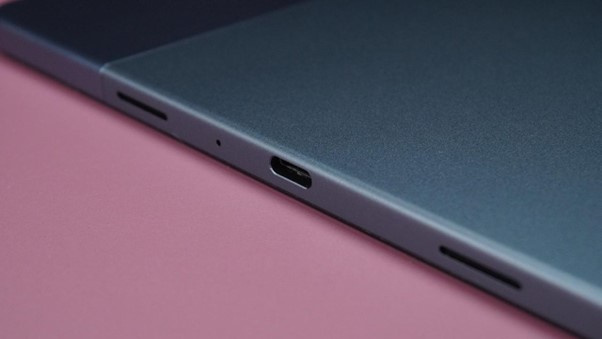 The 9,340 mAh battery supports 33W SUPERVOOC fast charging, topping up quickly and lasting all day.