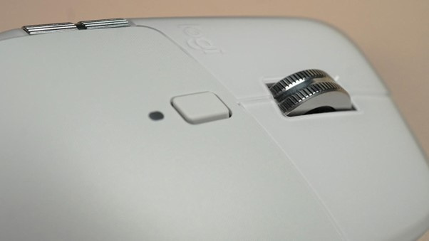 The sculpted design strongly favours a palm grip, giving users full-hand support for detailed, controlled work.