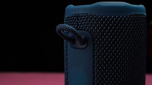 The most noticeable thing about the JBL Grip is its slim, ‘can’ shape. The design makes it easy to hold, slot into a bag, or place in a bottle holder. And at just 385 grams, it’s light and portable.