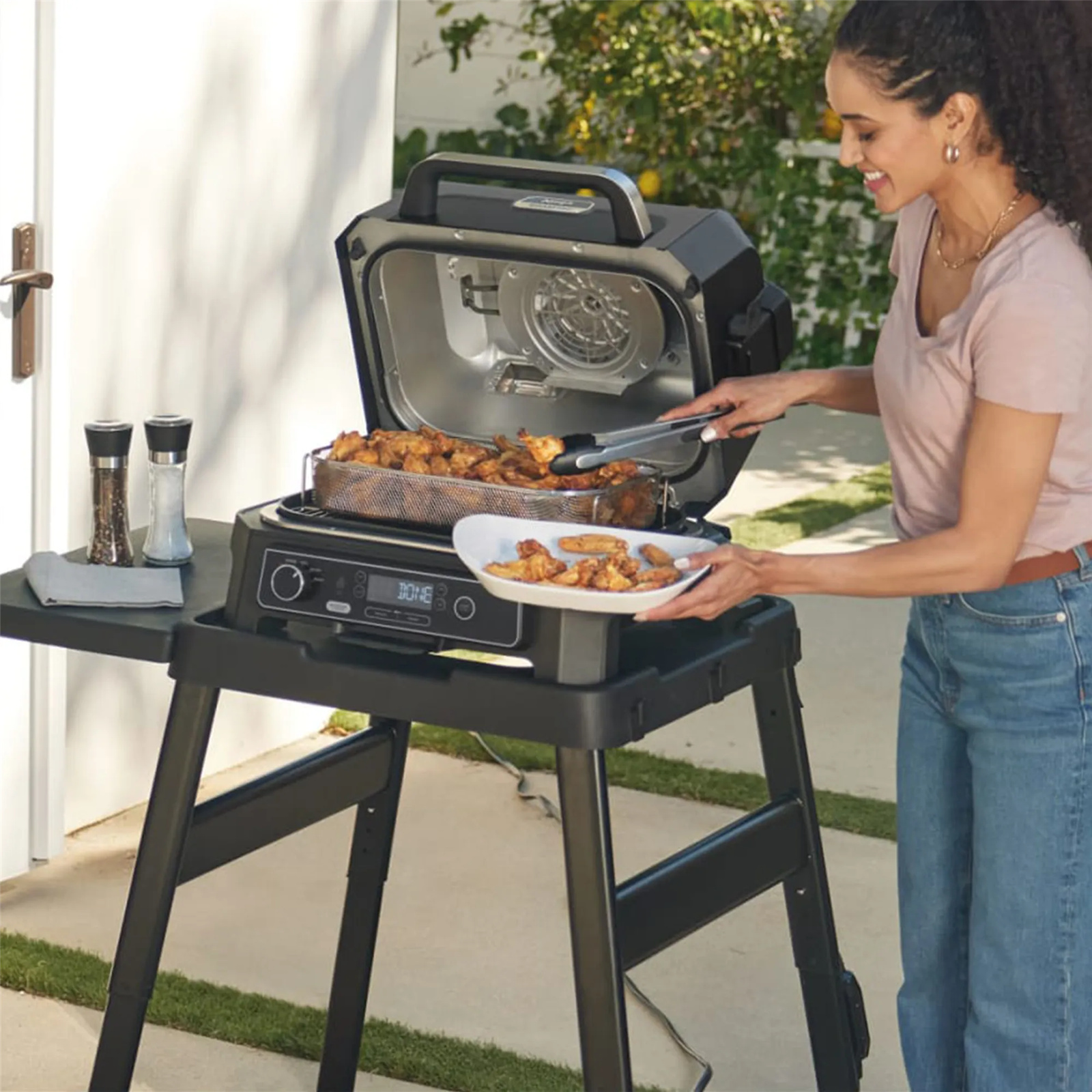 Ninja OG850 Woodfire pro XL Outdoor Electric BBQ Grill & Smoker with smart Probe, Master Grill, BBQ Smoker, & Air Fryer with 100% real authentic woodfire flavour. 4-in-1 Functionality, 30% More Capacity