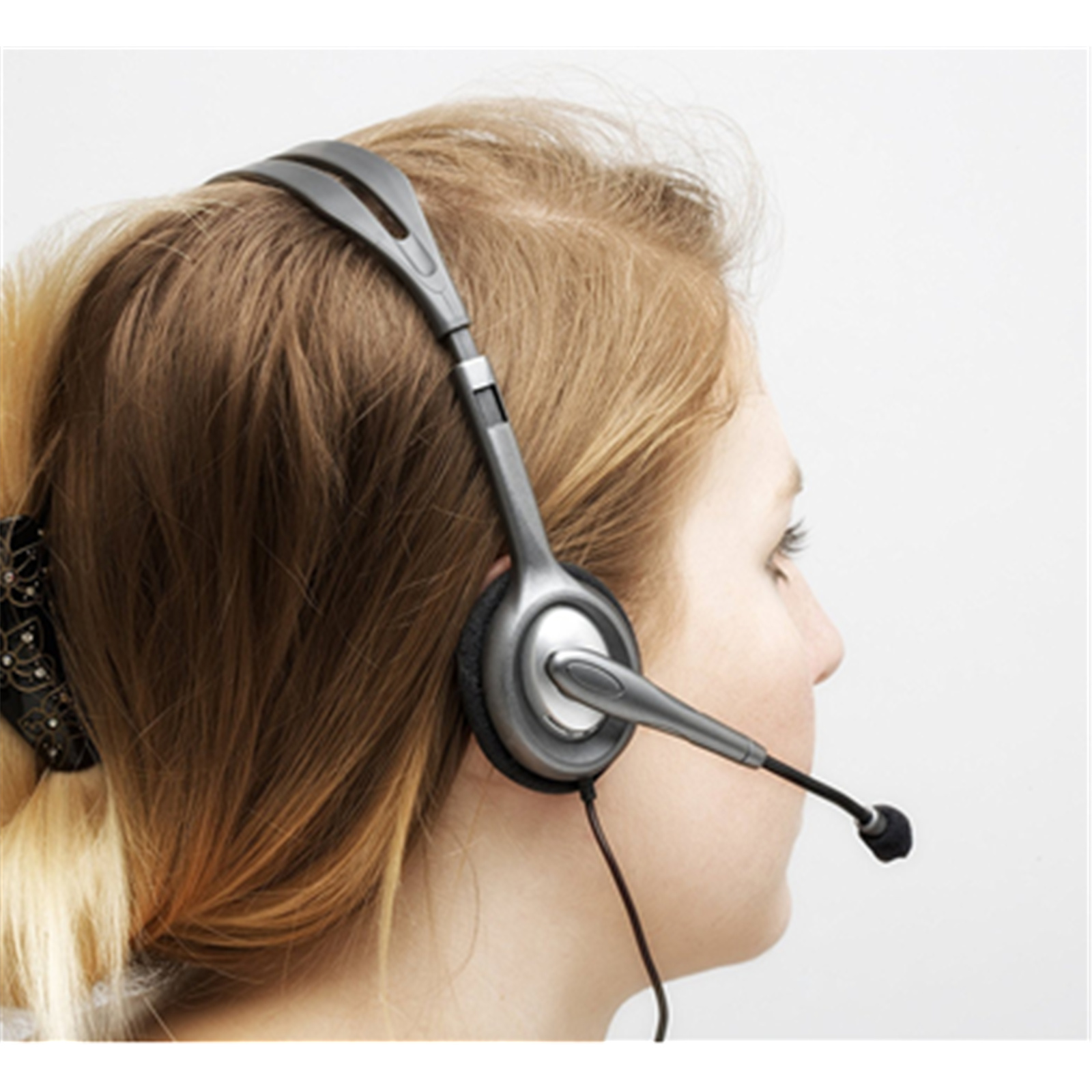 Влияние наушников на слух. Наушники с микрофоном для девушки. Наушники. Проблемы с наушниками. Человек в наушниках.