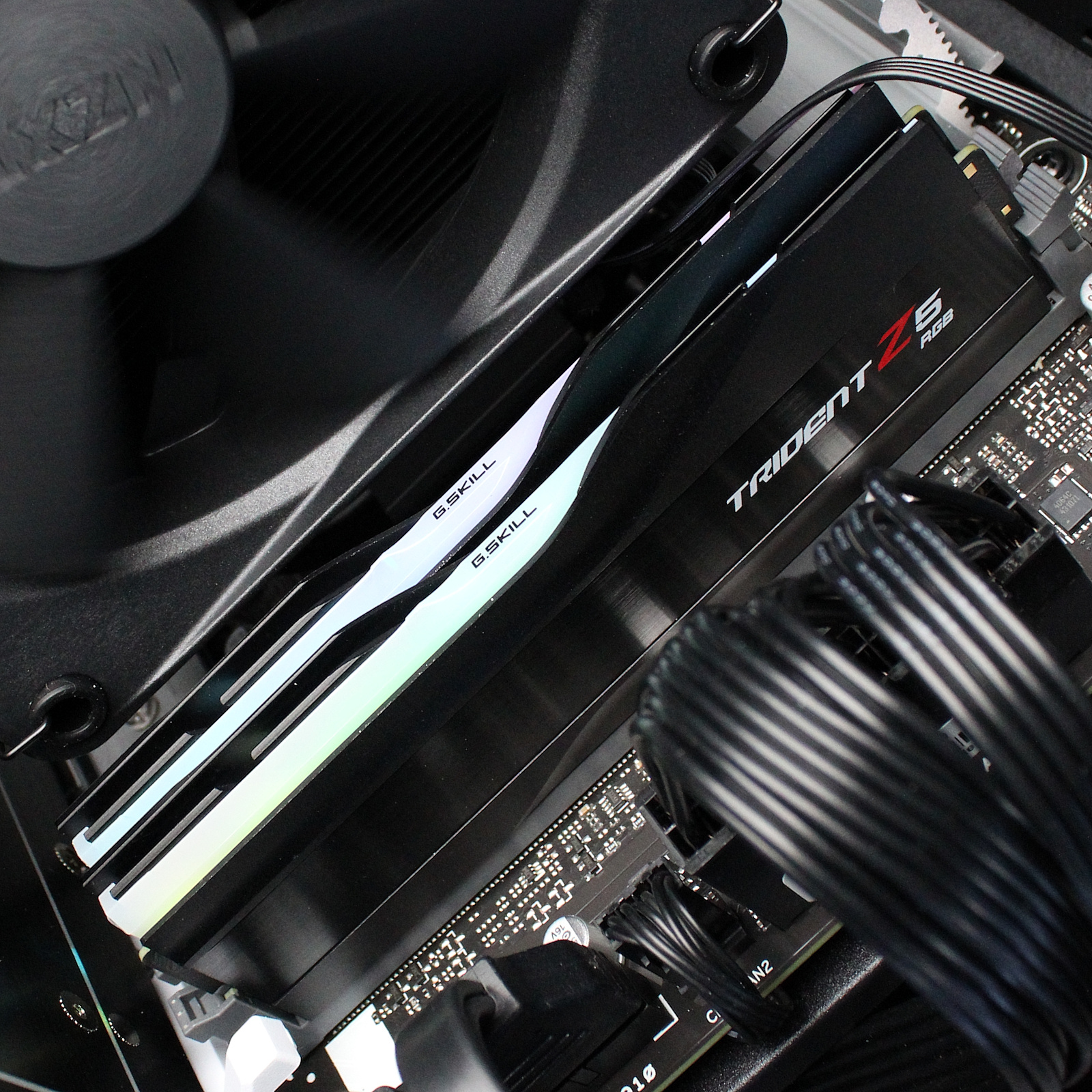 GGPC RTX 5070 Gaming PC Intel Core Ultra 5 225F 10 Cores / 10 Threads - 32GB RAM - 1TB SSD - NVIDIA GeForce RTX5070 12GB Graphics - WiFi + Bluetooth - Windows 11 Home